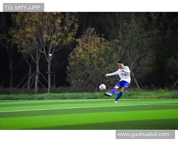 足球明星展现超燃肌肉魅力的精彩瞬间与训练背后的故事