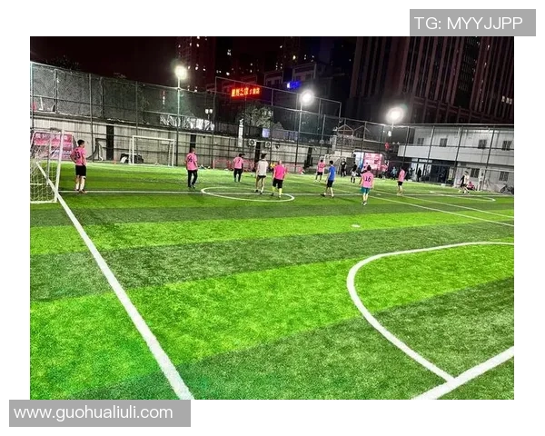 酒吧足球明星盘点那些在球场外同样闪耀的传奇人物