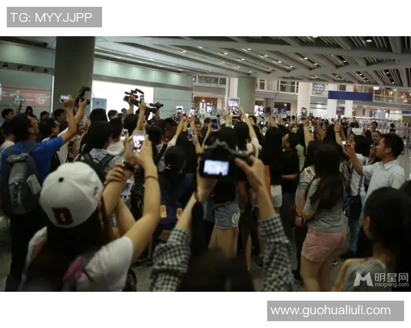 足球明星遭粉丝围堵现场视频曝光引发热议与讨论