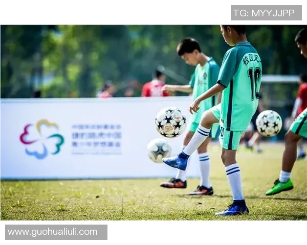 当今足球明星小时候的奋斗与梦想成长之路揭秘